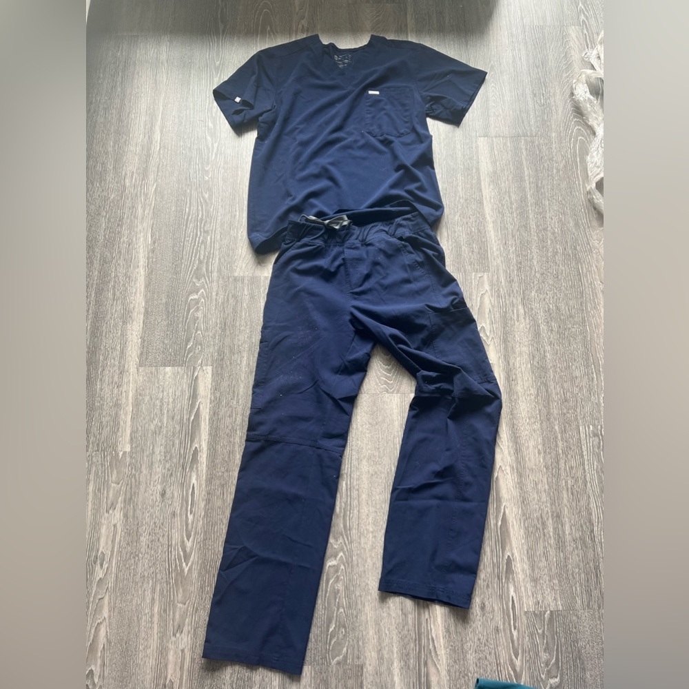 Men’s fig size M scrub top and bottoms